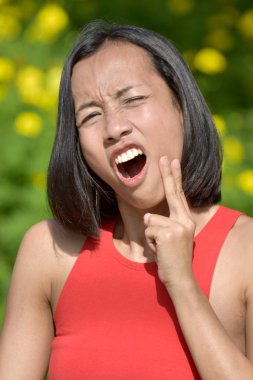 diş ağrısı olan bir kadın