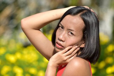 Ağrıyan Asyalı kadın kadın