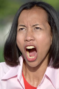 Çekici bir kadın bağırıyor