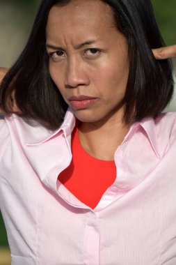 Genç kadın ve sessizlik