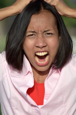 Genç Filipina kadın vurguladı