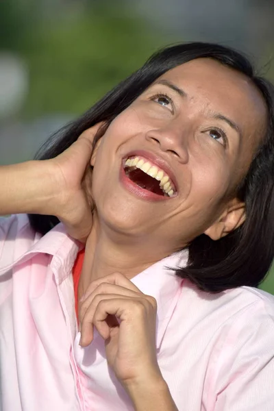 美しいフィリピン人女性は笑って — ストック写真