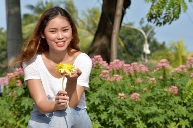 Gülümseyen Genç Asyalı kadın