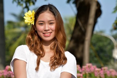 Çekici bir erkek gülümseyen