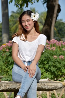 Papatya ile mutlu kadın kadın