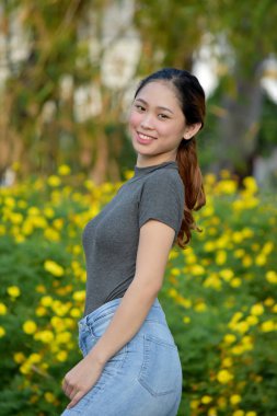 At kuyruğu olan bir dişi