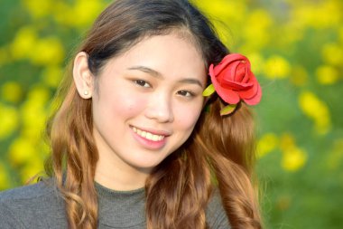 Güzel azınlık yetişkin kadın portre çiçek