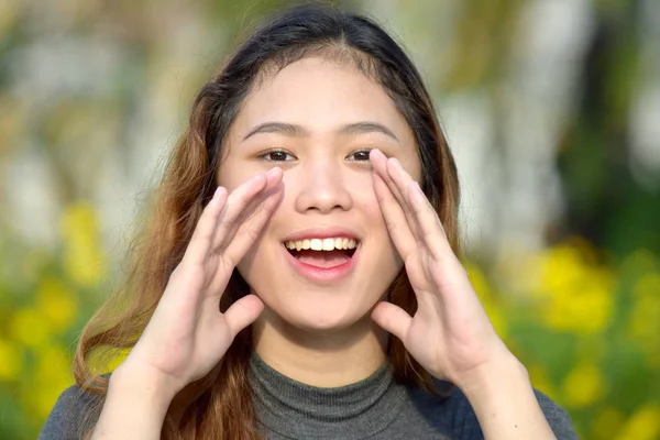 美丽的菲律宾妇女谈话 — 图库照片