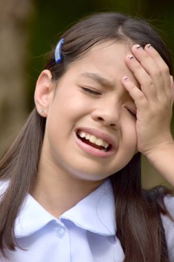 Endişeli farklı kız öğrencinin okul üniforması giyiyor