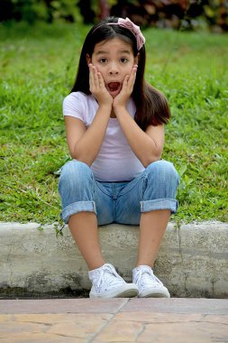 Sevimli farklı kız çocuk şaşırttı