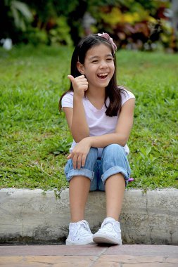 Başparmak yukarıya ile ara