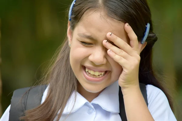 本が泣いている若いアジアの女の子学生 — ストック写真