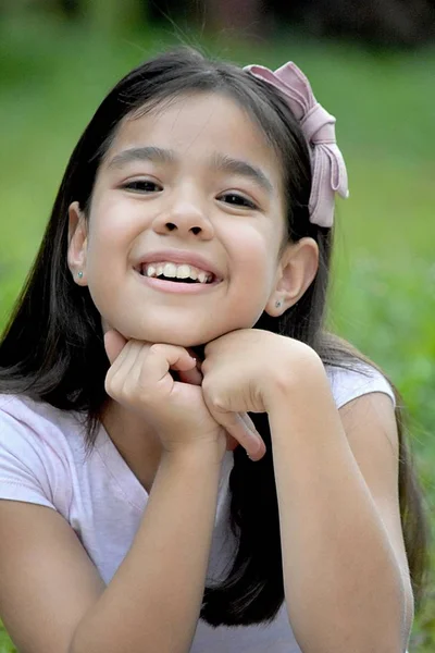 Uma Garota Diversa Sorrindo — Fotografia de Stock