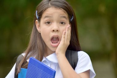 Dizüstü bilgisayarlar ile üniforma şirin Asyalı kız öğrenci şok