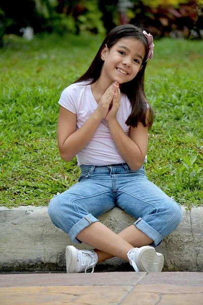 Молячись Petite Філіппінка — стокове фото