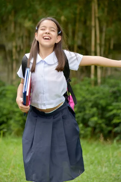 Asyalı kız öğrenci ve dizüstü bilgisayarlar ile üniforma özgürlük