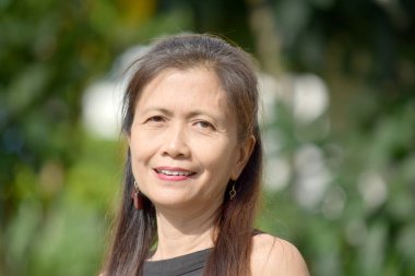 Gülümseyen azınlık kadın kıdemli