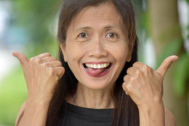 Eski Asyalı kadın ve mutluluk