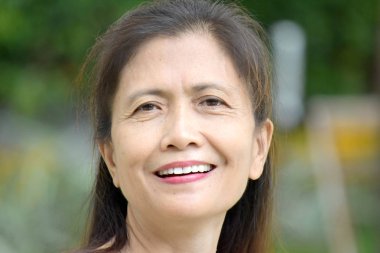 Gülümseyen azınlık kadın kıdemli