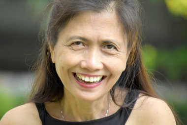 Gülümseyen azınlık kadın kıdemli