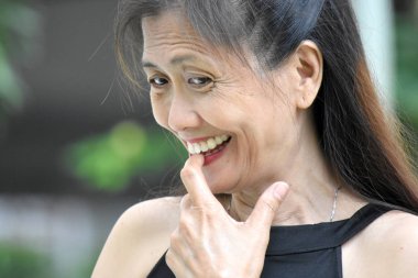 Yaşlı kadın üst düzey düşünme