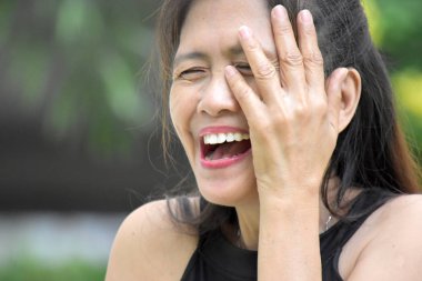 Kadın kıdemli ve kahkaha