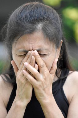 Üst düzey Asya kişi ağlıyor