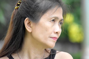 Üzgün bir kadın kıdemli