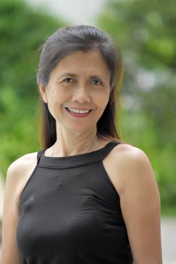 Kadın kıdemli gülümseyen emekli