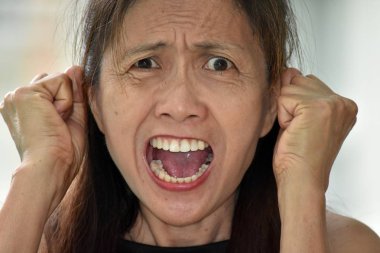 Büyük çeşitli kadın bağırarak