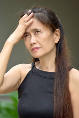 Demans ve çeşitli kadın kıdemli.