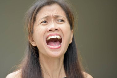 Kızgın azınlık kadın kıdemli