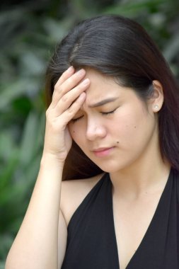 Endişeli genç Asyalı kadın