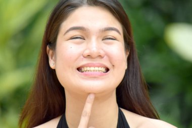 Çekici Asyalı kadın düşünme