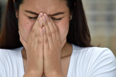 Alerjik genç Filipina kişi