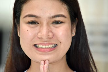 Çekici Asyalı kadın dua