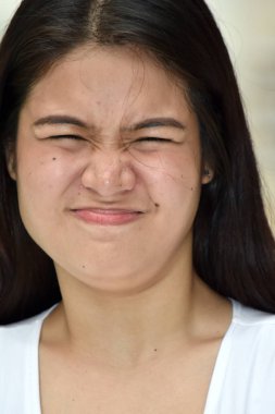 Endişeli genç Asyalı kadın