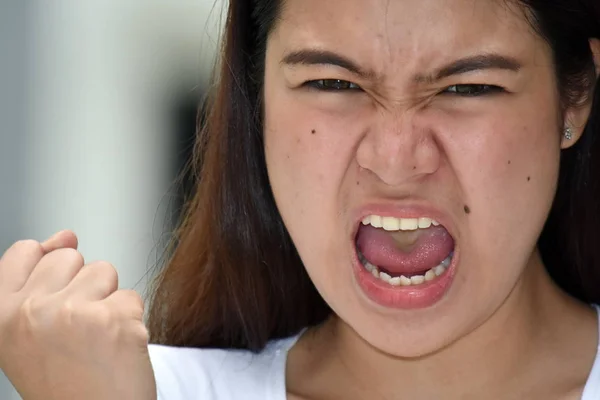Verärgert Filipina Erwachsene Weibliche — Stockfoto