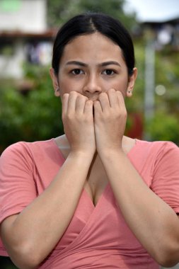 Çeşitli Yetişkin kadın korkuyor