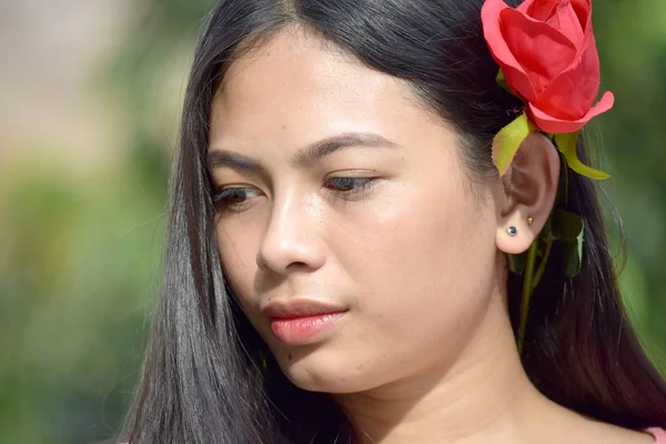 Bir gül ile ciddi Asya kişi