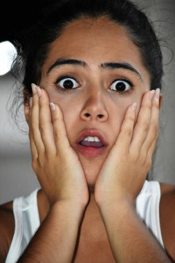 Ürküyor kadın çocuk