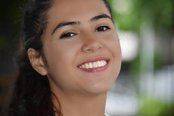 Sonriente Cara Linda Hembra Más Joven — Foto de Stock