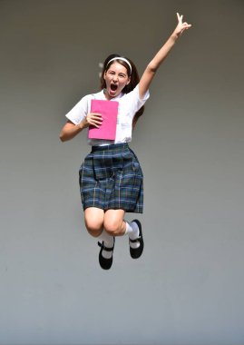 Mutlu heyecanlı öğrenci erkek atlama