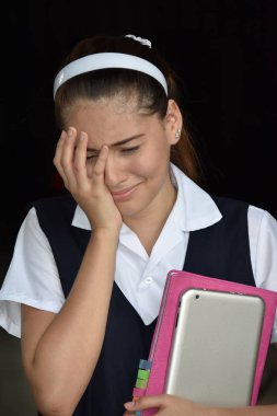 Katolik Kolombiyalı Bayan Öğrenci ve Kitaplı Üzüntü