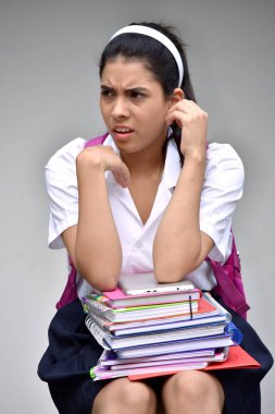 Kolombiyalı Bayan Öğrenci ve Defterlerle Karışıklık