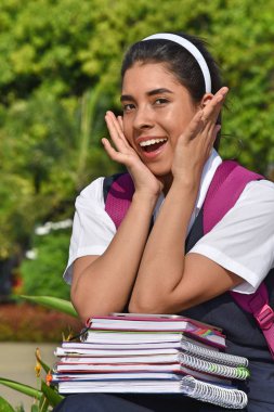 Defterleri olan şaşırmış bir Katolik.