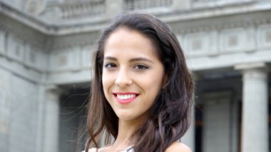 Kütüphanedeki Güzel Kadın