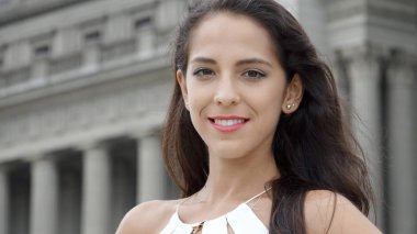 Kütüphanedeki Genç Kadın