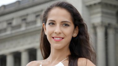 Kütüphanedeki İspanyol Kadın