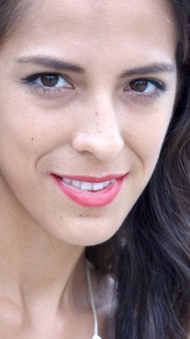 Latina kişinin güler yüz